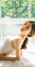 白色公主裙绝美美背女生落地窗前气质唯美优雅写真图片