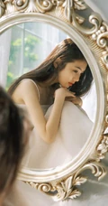 白色公主裙绝美美背女生落地窗前气质唯美优雅写真图片