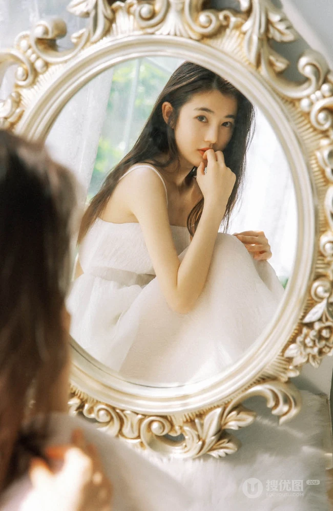 白色公主裙绝美美背女生落地窗前气质唯美优雅写真图片