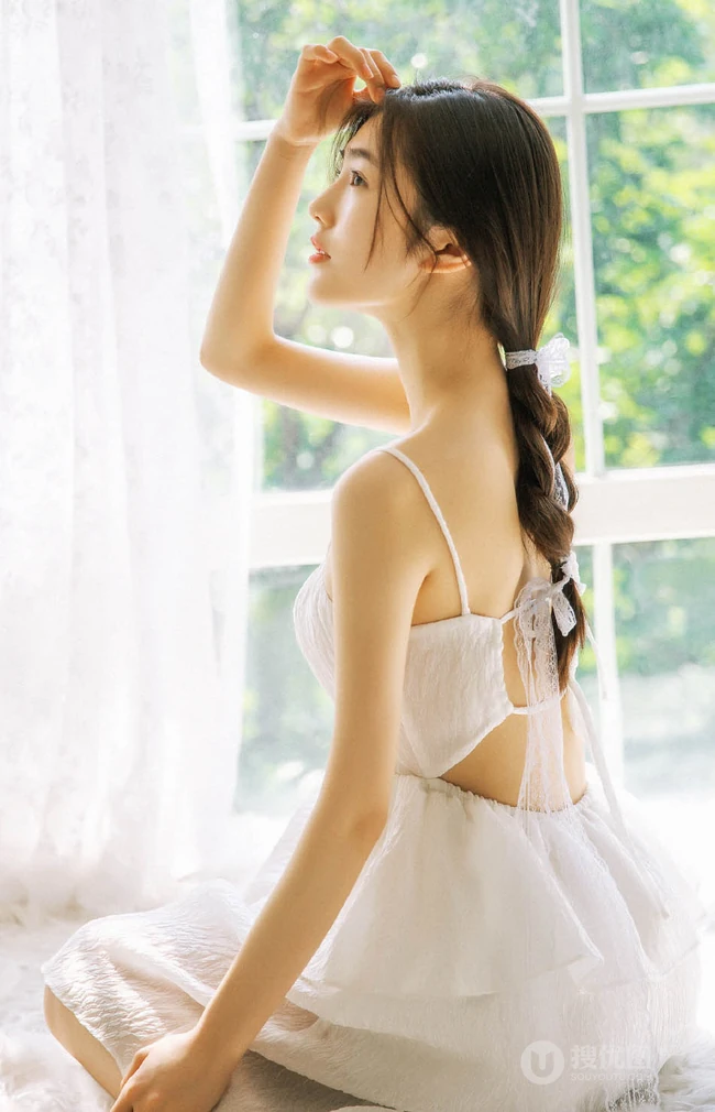 白色公主裙绝美美背女生落地窗前气质唯美优雅写真图片
