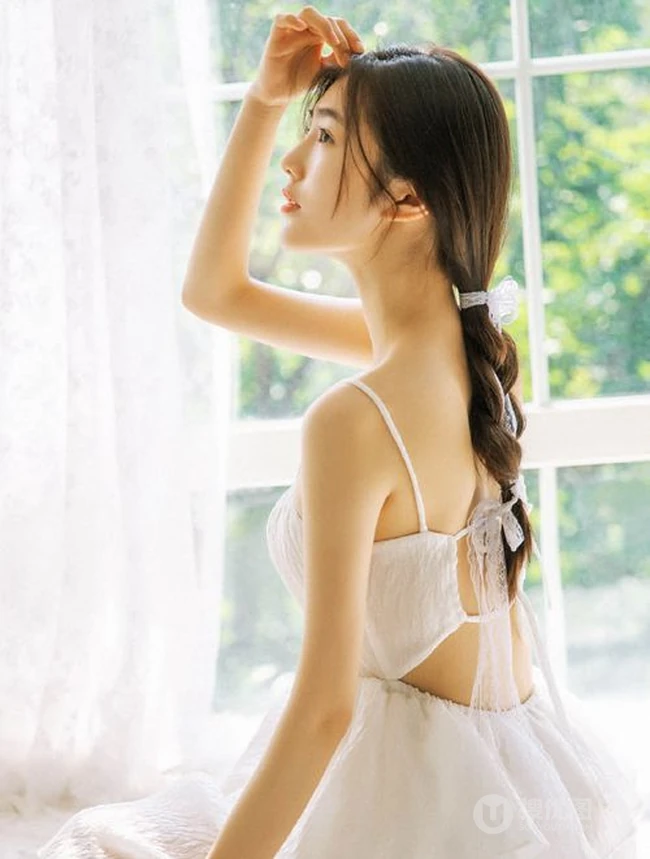 白色公主裙绝美美背女生落地窗前气质唯美优雅写真图片