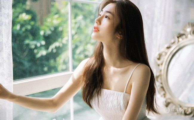 白色公主裙绝美美背女生落地窗前气质唯美优雅写真图片