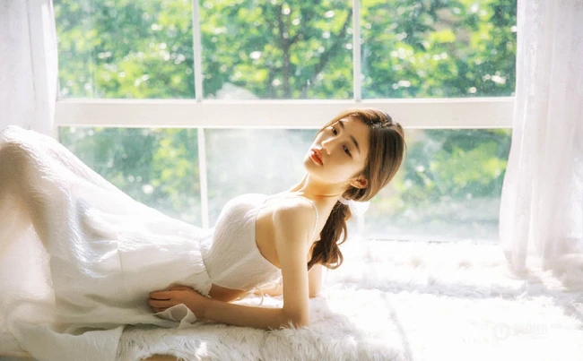白色公主裙绝美美背女生落地窗前气质唯美优雅写真图片