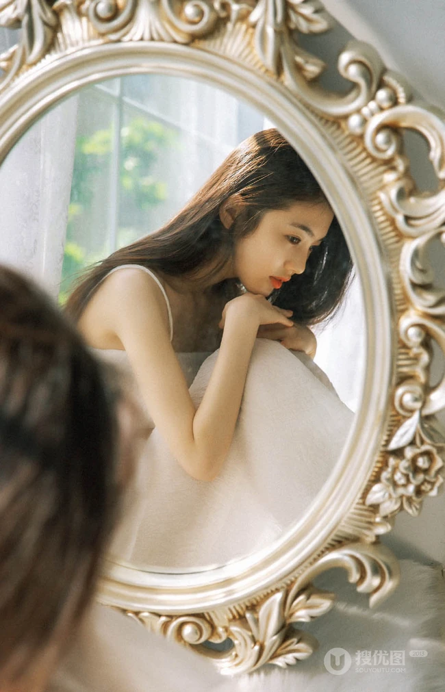 白色公主裙绝美美背女生落地窗前气质唯美优雅写真图片