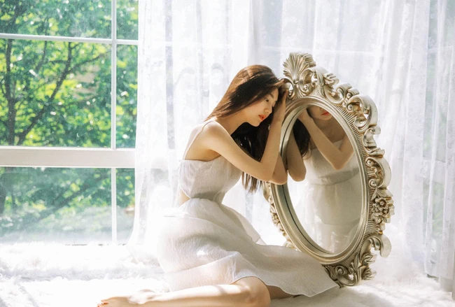 白色公主裙绝美美背女生落地窗前气质唯美优雅写真图片