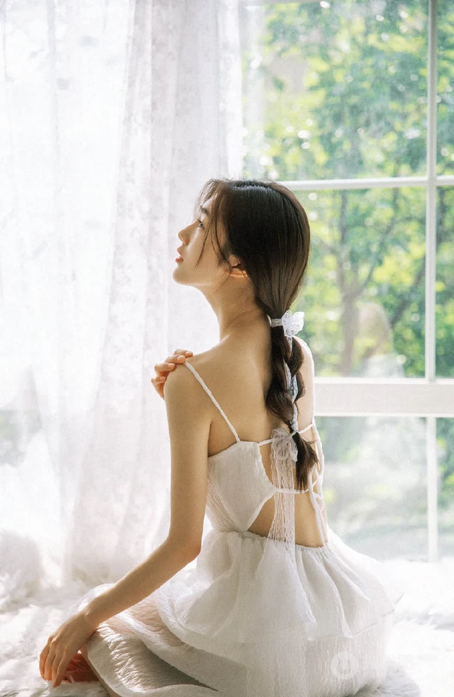白色公主裙绝美美背女生落地窗前气质唯美优雅写真图片