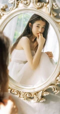 白色公主裙绝美美背女生落地窗前气质唯美优雅写真图片