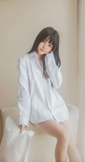 白色男友衫魅力，清新清新浅粉小女生桜桃喵的线条感肉丝气质写真集