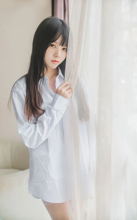 白色男友衫魅力，清新清新浅粉小女生桜桃喵的线条感肉丝气质写真集
