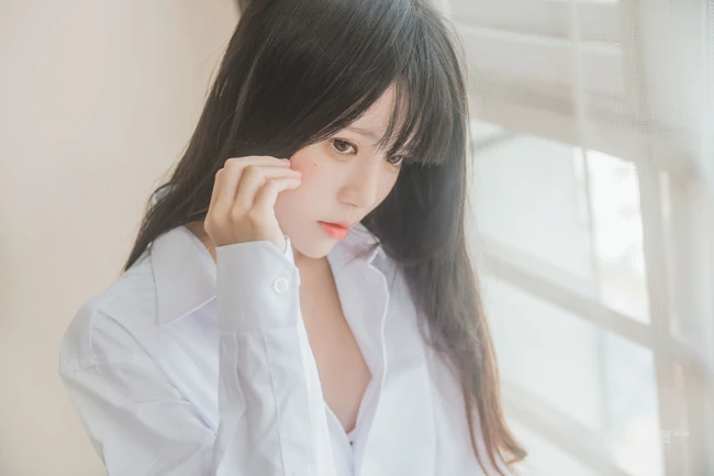 白色男友衫魅力，清新清新浅粉小女生桜桃喵的线条感肉丝气质写真集