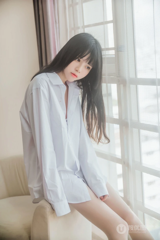 白色男友衫魅力，清新清新浅粉小女生桜桃喵的线条感肉丝气质写真集