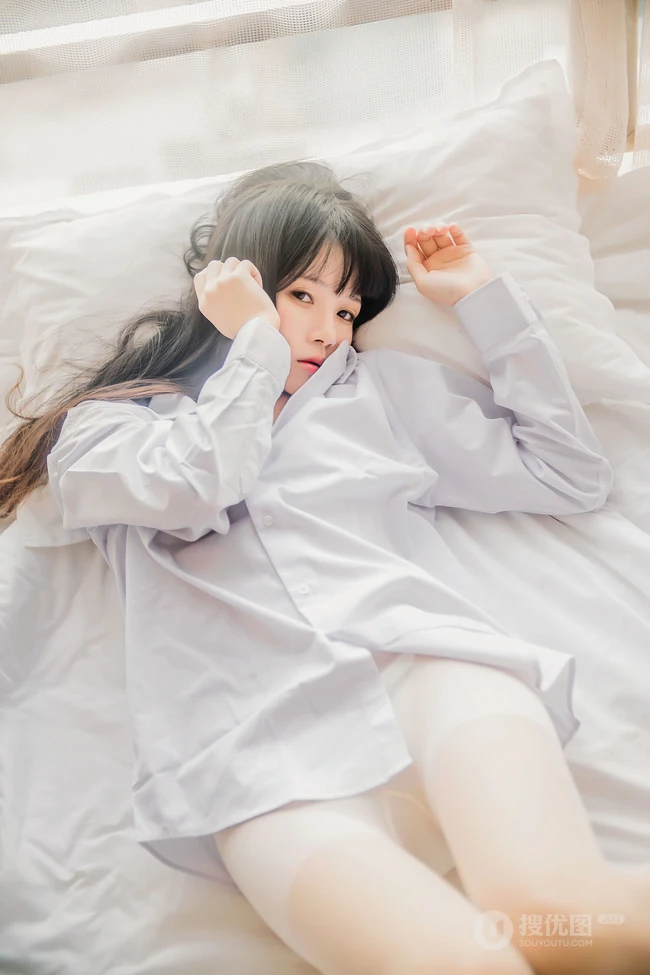 白色男友衫魅力，清新清新浅粉小女生桜桃喵的线条感肉丝气质写真集