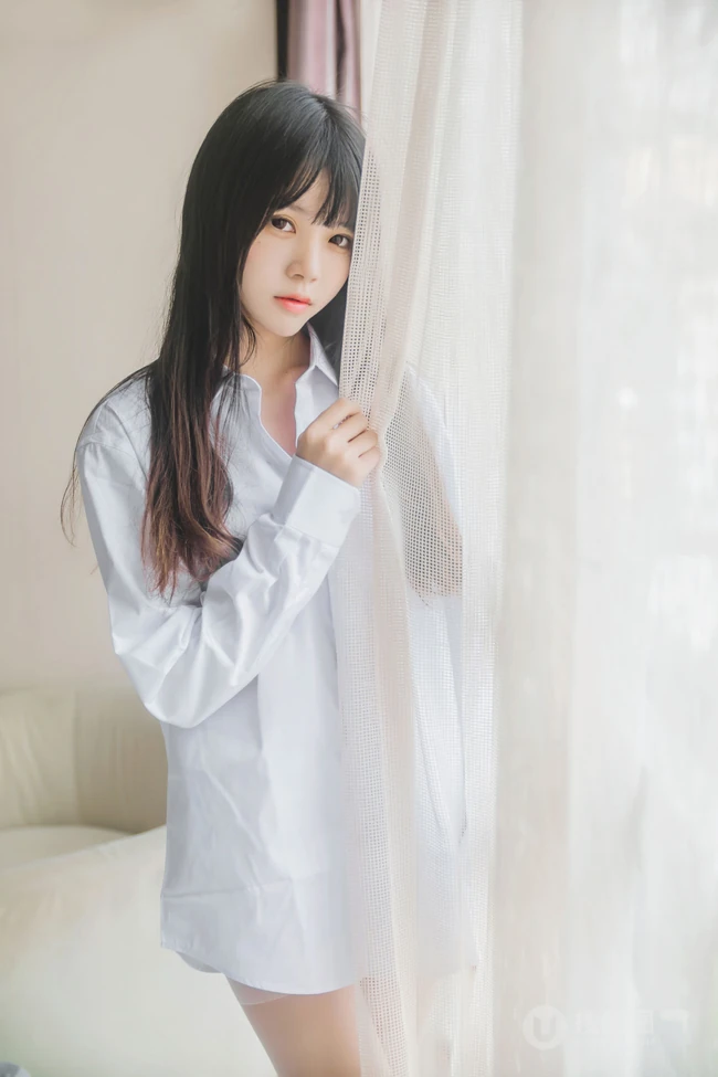 白色男友衫魅力，清新清新浅粉小女生桜桃喵的线条感肉丝气质写真集