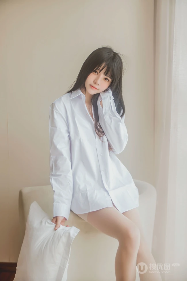 白色男友衫魅力，清新清新浅粉小女生桜桃喵的线条感肉丝气质写真集