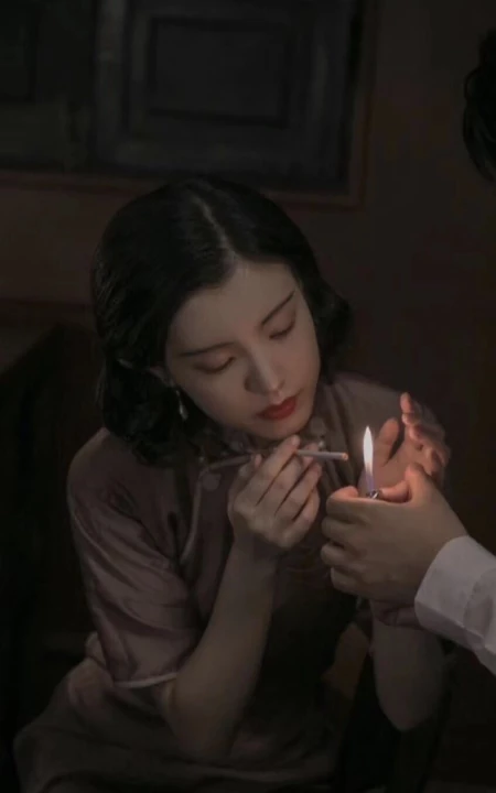 正在点火抽烟的旧时代美丽旗袍女人手机壁纸图片