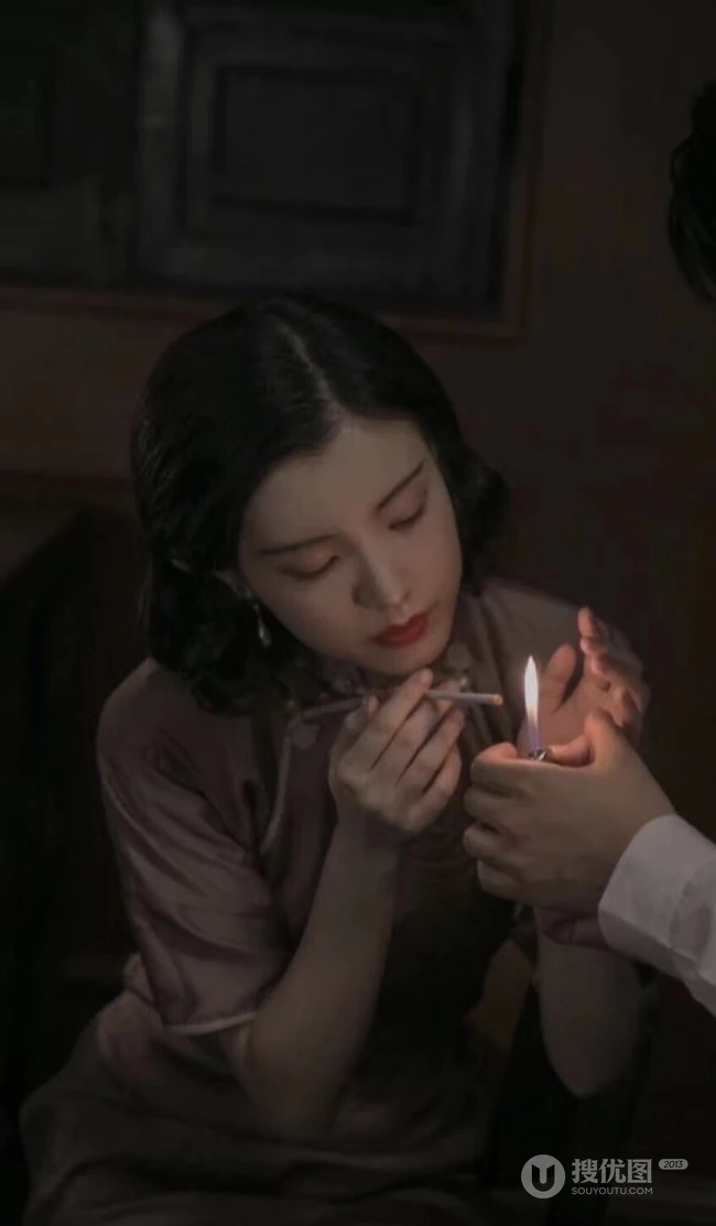 正在点火抽烟的旧时代美丽旗袍女人手机壁纸图片