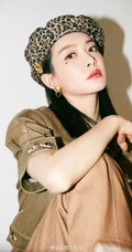 宋茜豹纹贝雷帽融合温暖雅致参与活动写真图片