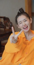 蒋依依丸子头发型居家俏皮可爱写真照片