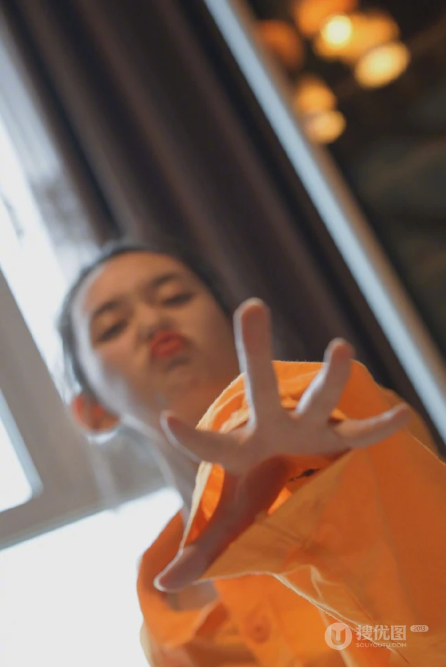 蒋依依丸子头发型居家俏皮可爱写真照片