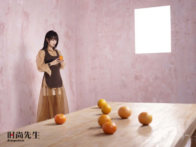 杨紫《时尚先生》温柔恬静春夏黑皮书封面写真大片