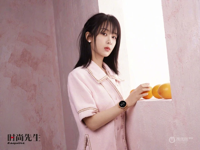 杨紫《时尚先生》温柔恬静春夏黑皮书封面写真大片