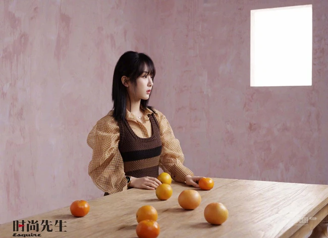 杨紫《时尚先生》温柔恬静春夏黑皮书封面写真大片