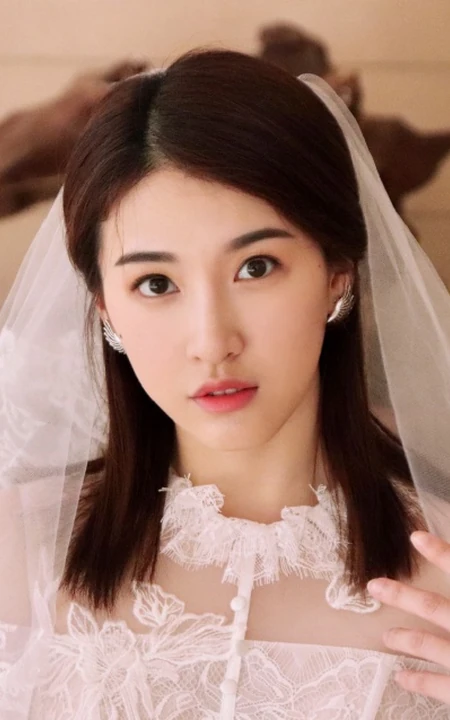 杜雨宸温柔甜美婚纱装造型写真图片