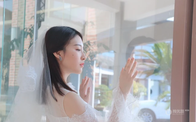 杜雨宸温柔甜美婚纱装造型写真图片
