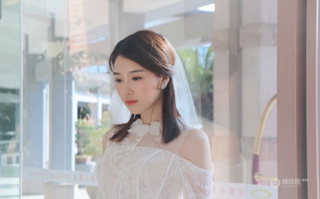 杜雨宸温柔甜美婚纱装造型写真图片