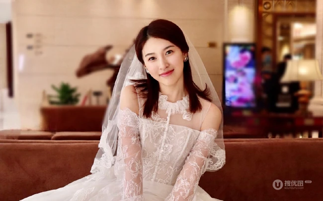 杜雨宸温柔甜美婚纱装造型写真图片