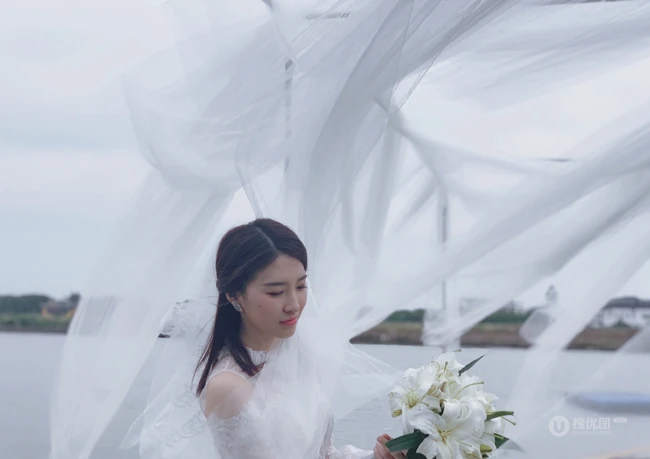 杜雨宸温柔甜美婚纱装造型写真图片