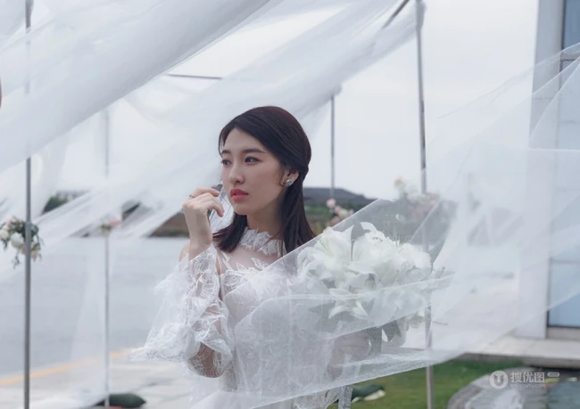 杜雨宸温柔甜美婚纱装造型写真图片