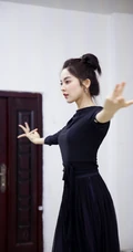古力娜扎晒练习舞蹈时黑衣黑裙灵动优雅美美照片