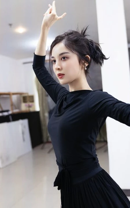 古力娜扎晒练习舞蹈时黑衣黑裙灵动优雅美美照片