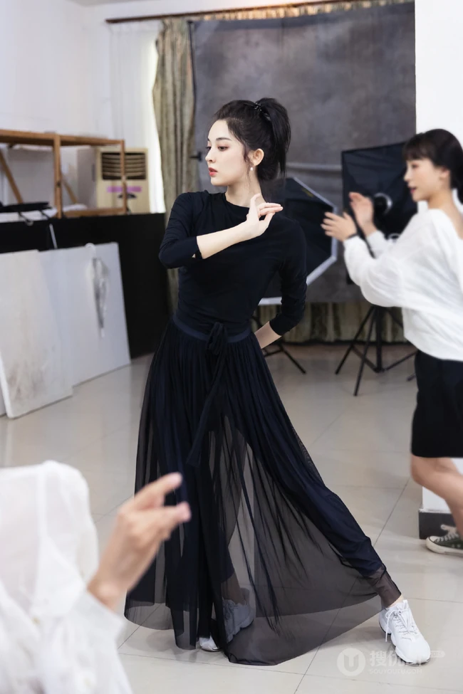 古力娜扎晒练习舞蹈时黑衣黑裙灵动优雅美美照片