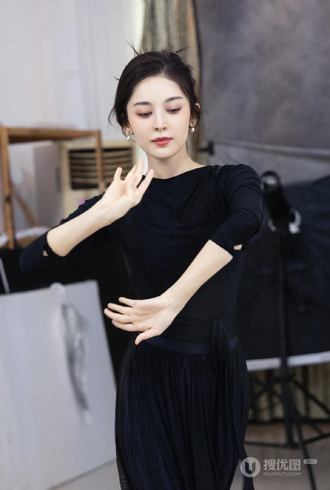 古力娜扎晒练习舞蹈时黑衣黑裙灵动优雅美美照片