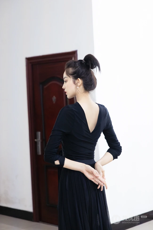 古力娜扎晒练习舞蹈时黑衣黑裙灵动优雅美美照片