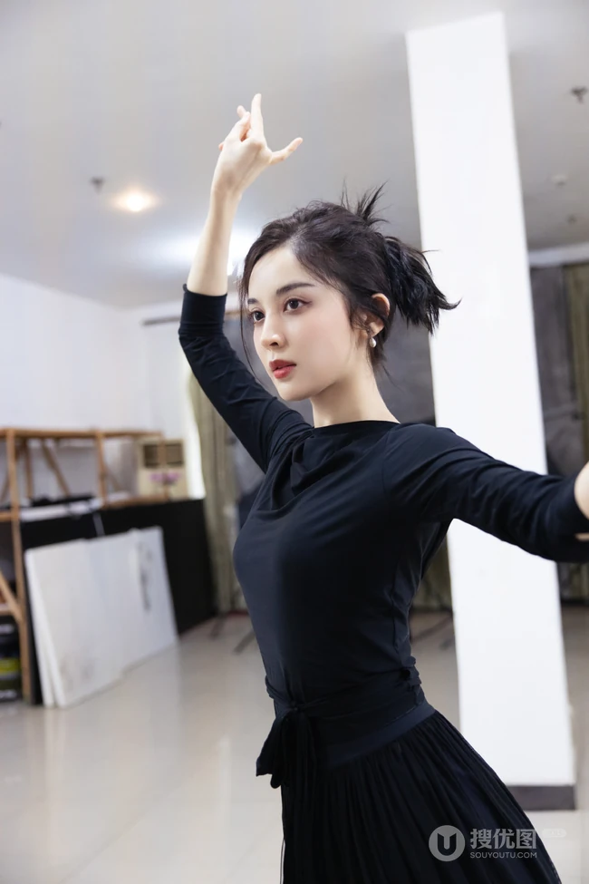 古力娜扎晒练习舞蹈时黑衣黑裙灵动优雅美美照片