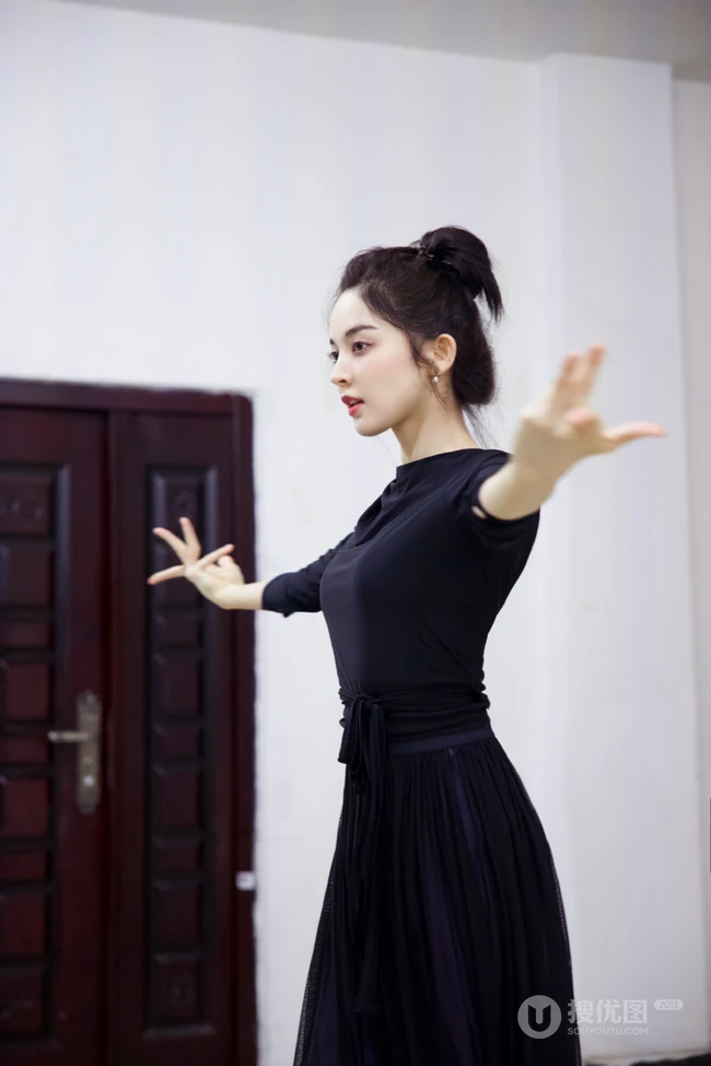 古力娜扎晒练习舞蹈时黑衣黑裙灵动优雅美美照片