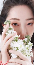 蒋梦婕卷发发型搭配多套服饰气质时尚杂志写真图片