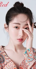 蒋梦婕卷发发型搭配多套服饰气质时尚杂志写真图片