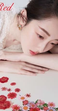 蒋梦婕卷发发型搭配多套服饰气质时尚杂志写真图片