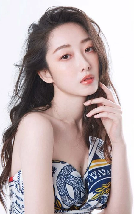 蒋梦婕卷发发型搭配多套服饰气质时尚杂志写真图片