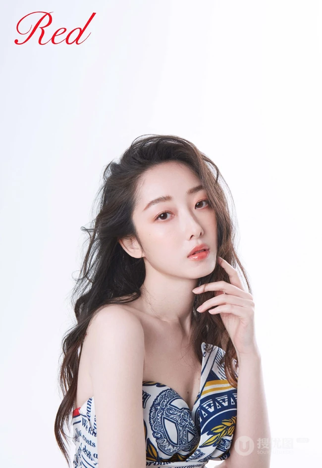 蒋梦婕卷发发型搭配多套服饰气质时尚杂志写真图片