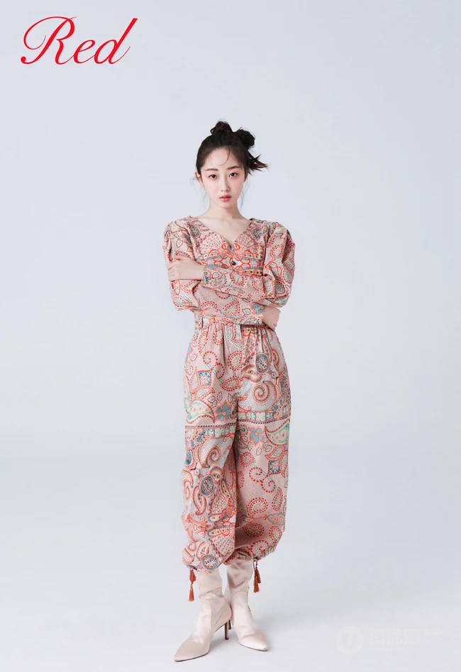 蒋梦婕卷发发型搭配多套服饰气质时尚杂志写真图片