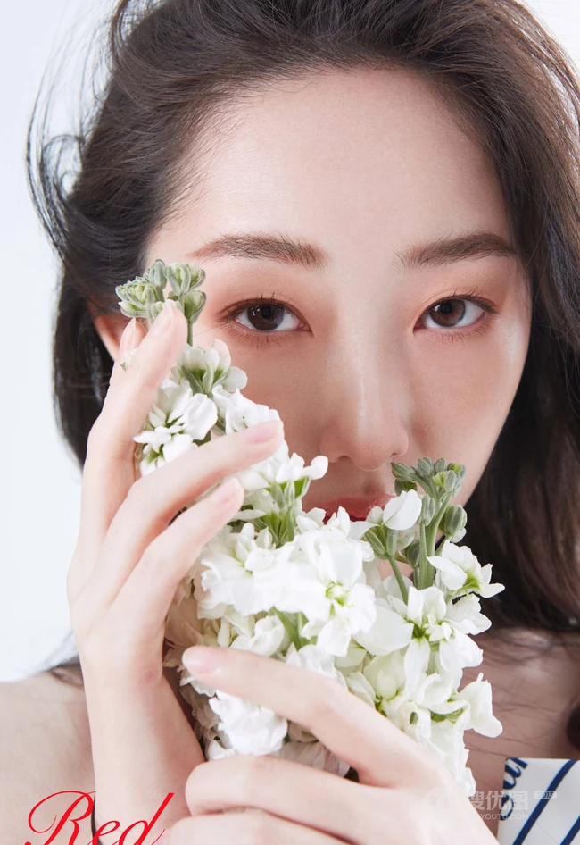 蒋梦婕卷发发型搭配多套服饰气质时尚杂志写真图片