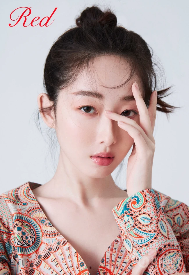 蒋梦婕卷发发型搭配多套服饰气质时尚杂志写真图片