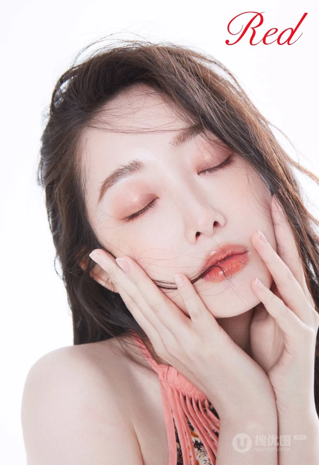蒋梦婕卷发发型搭配多套服饰气质时尚杂志写真图片