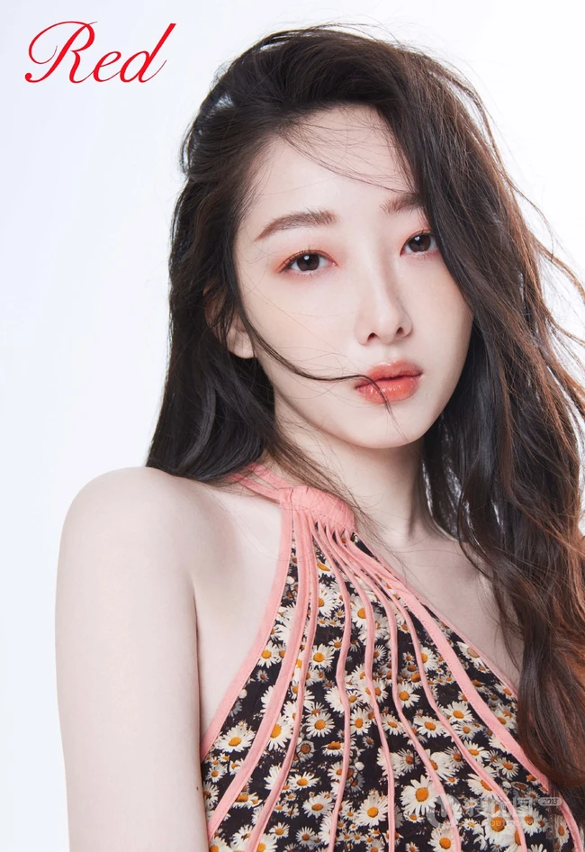 蒋梦婕卷发发型搭配多套服饰气质时尚杂志写真图片