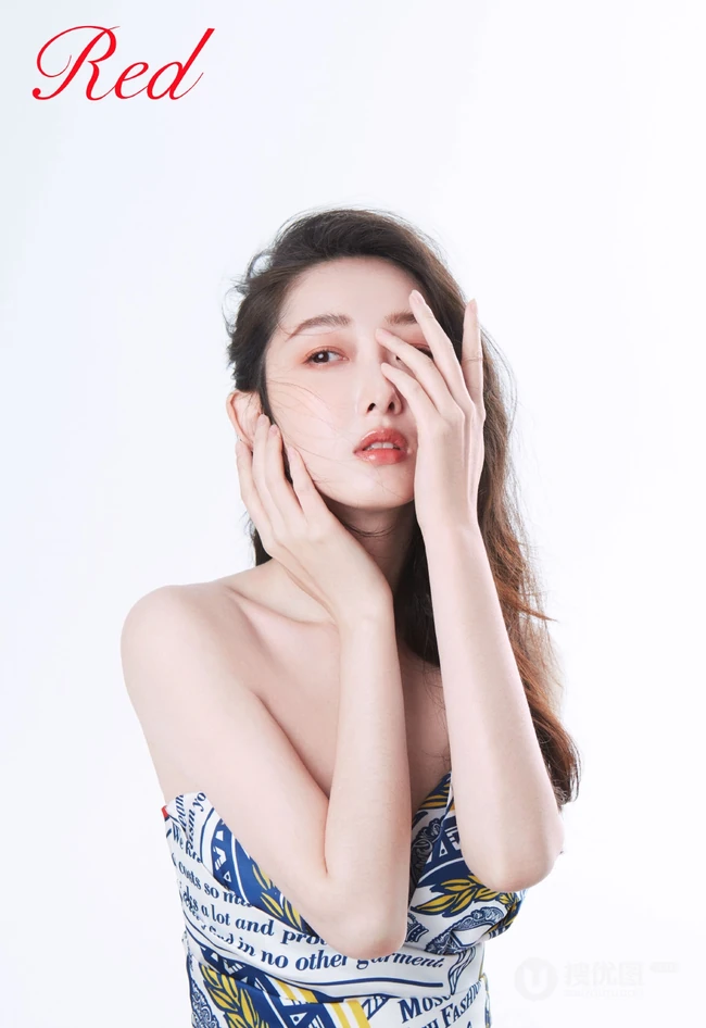蒋梦婕卷发发型搭配多套服饰气质时尚杂志写真图片